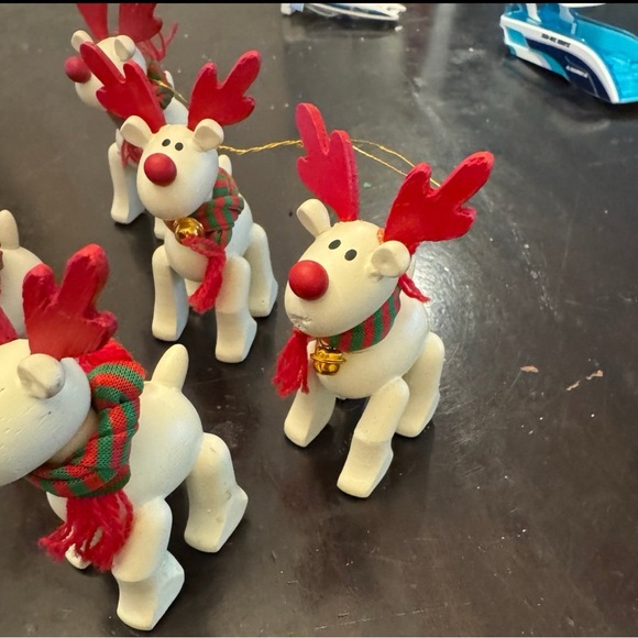 Vintage AVON Reindeer Ornaments  Set of 5 Festive Reindeer Wood Ornaments - Picture 3 of 3